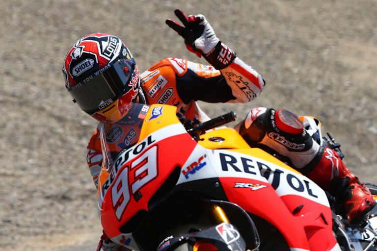 Marc Márquez zeigt das Victory-Zeichen nach seinem Sieg in Laguna Seca