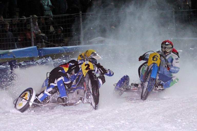Seltenes Spektakel: Eisspeedway-Gespanne