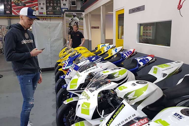 Loris Baz zu Besuch bei Ten Kate Racing