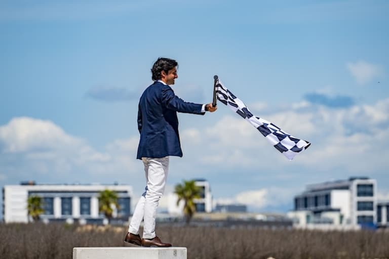 Noch steht Botschafter Carlos Sainz etwas verlassen im Nirgendwo: Hier soll 2026 Formel 1 gefahren werden