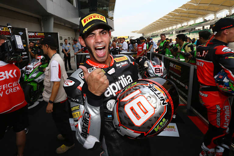 Jordi Torres hoggt auf Aprilia