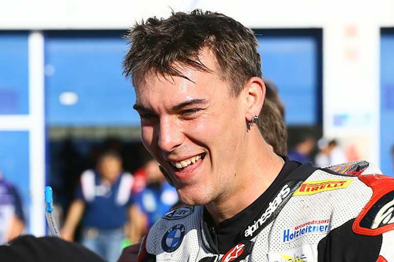 Reiti hat viel Spaß am Bahnsport