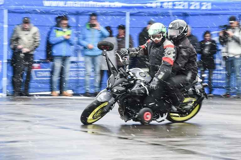 Wie viel Schräglage ist möglich bei Graupelschauer? Mit den Spezialmotorrädern der Fahrschule Mannhard kann mans herausfinden 