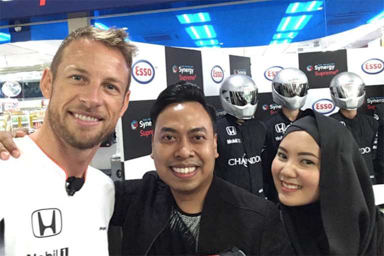 Der McLaren-Star mit dem glücklichen Gewinner und dessen Frau