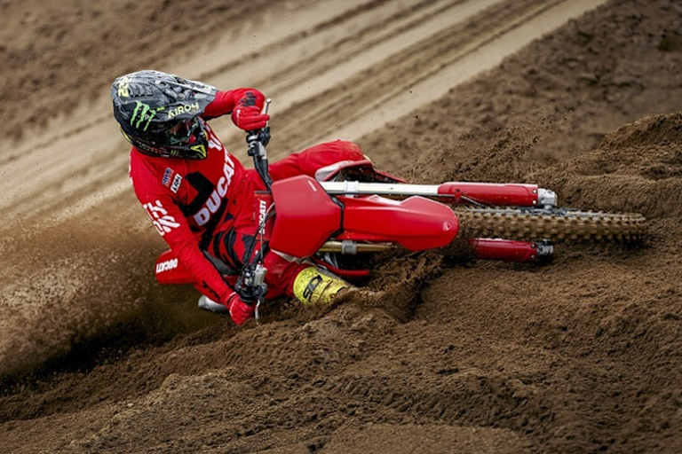 Hier ist eine konventionelle Traktionskontrolle wertlos - doch Ducati kündigt eine funktioniernde Lösung in Serie an