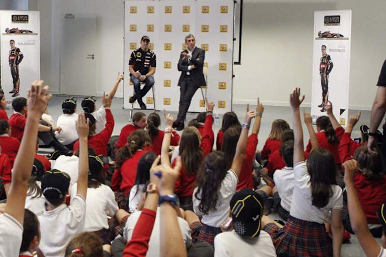 Pastor Maldonado stellt sich den Fragen der Kids