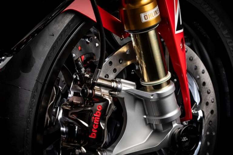 Exklisiv ist nicht nur die Stückzahl, sondern aus die Ausstattung, unter anderem mit Federelementen vpn Öhlins