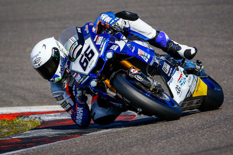 Alt bringt einen Pokal mit nach Hause