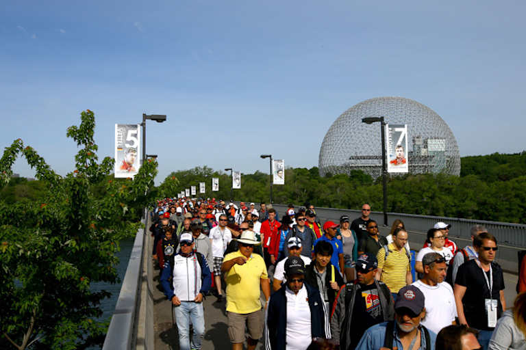 Am Sonntagmorgen: die Fans strömen daher