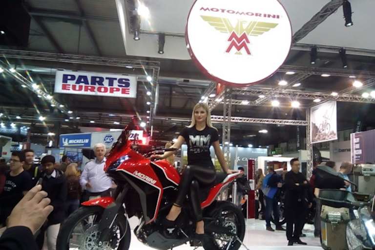 Mittelklasse-Reise-Enduro Morini X-Cape auf der Motorradmesse Eicma in Mailand