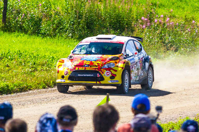 Der mit Comic-Figuren knallbunt ausstaffierte, betagte Ford Fiesta in Super-2000-Konfiguration besiegte die neueren R5-Modelle 