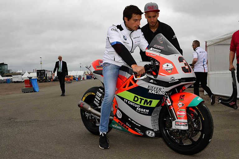 Assen-GP 2019: Bruno Spengler auf der KTM von Lukas Tulovic (rechts)