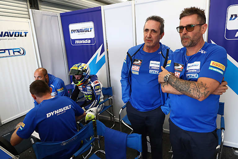 Honda-Teamchef Simon Buckmaster (Mitte)