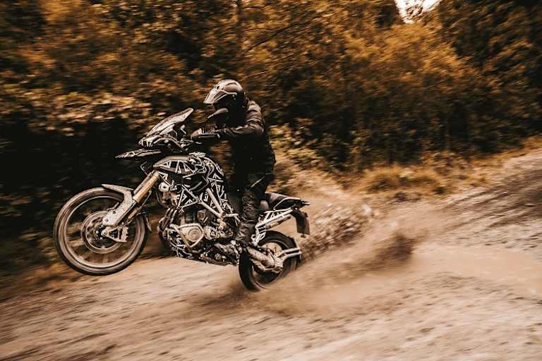 Motor aus der Speed Triple, neuer Rahmen, Speichenräder, mehr Federweg: Die neue 1200er Triumph Tiger wird eine echte Abenteuer-Maschine 