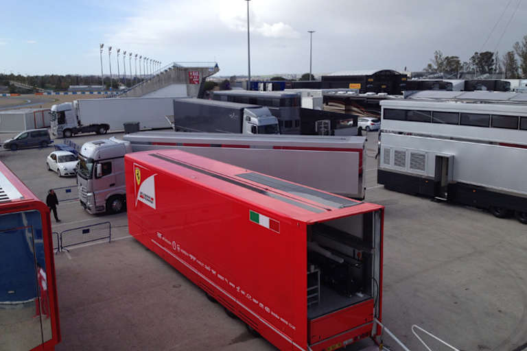 Jerez, Samstag, 14.35 Uhr: Der neue McLaren trifft ein