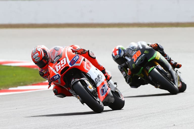 Silverstone: Nicky Hayden (vo.) konnte knapp vor Rookie Bradley Smith den achten Rang holen