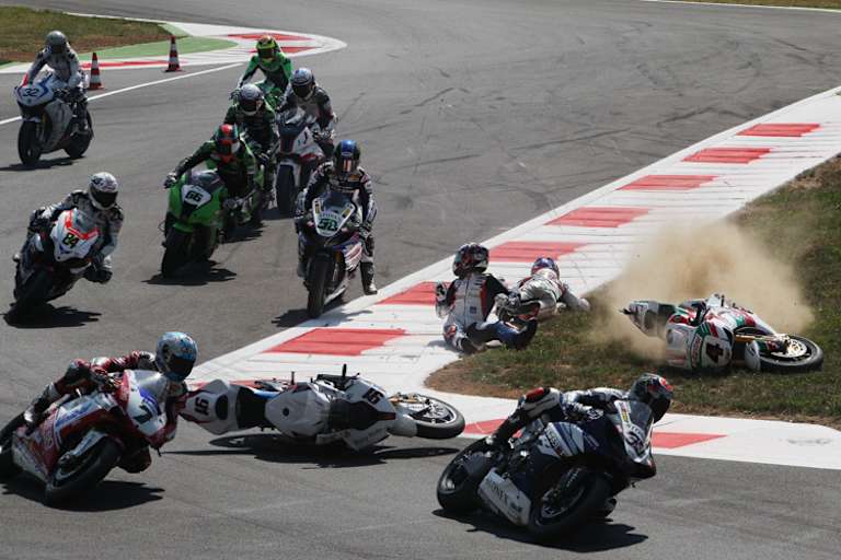 Action gibt es bei den Superbikes reichlich