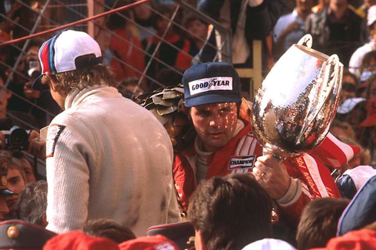 Alan Jones ist 1977 verdutzt: Keine Hymne weit und breit