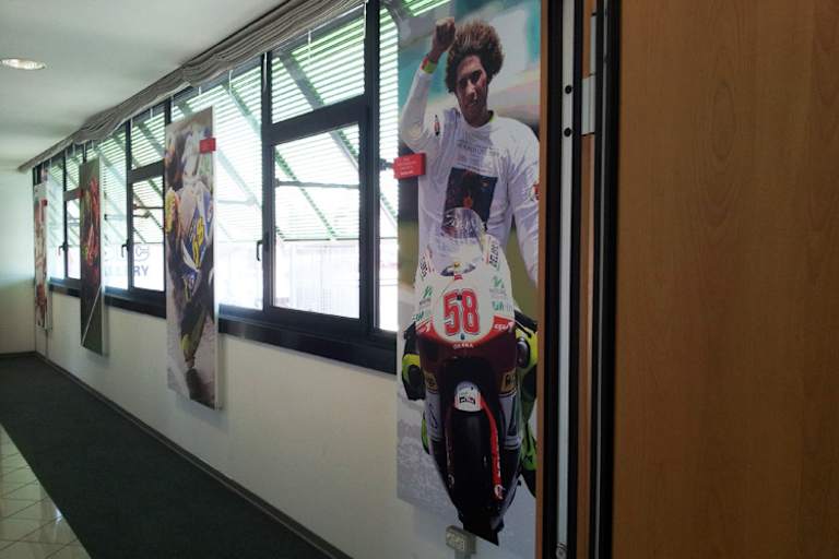 In der Galerie sind 15 Bilder aus der Karriere von Marco Simoncelli zu sehen