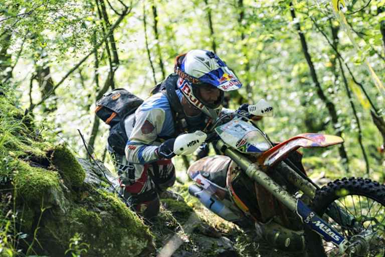 Wade Young trägt sein Motorrad zur Not