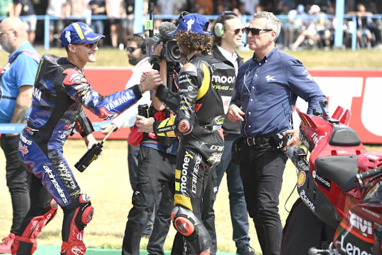 Fabio Quartararo (li.) gratuliert Sieger Pecco Bagnaia