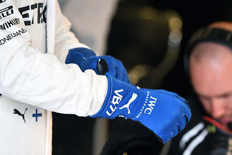 Die Handschuhe mit Nähten aussen