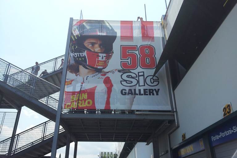 Der Eingang zur Galerie über Marco Simoncelli