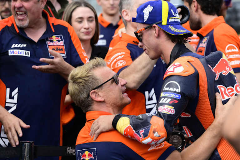 KTM-Rennchef Pit Beirer mit Pedro Acosta