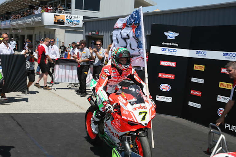 Chaz Davies drehte seine Ehrenrunde mit einer Nicky-Hayden-Flagge