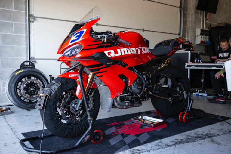 Die 800-ccm-Vierzylinder-Maschine von QJ Motor