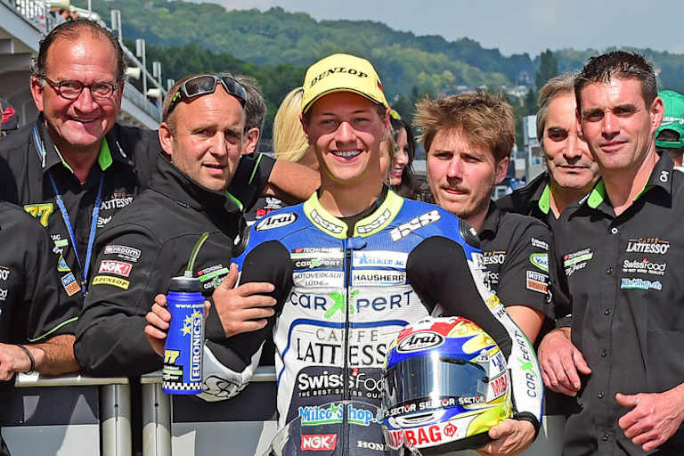 Domi Aegerter feiert die Pole-Position in Sachsen, ganz links Manager Dr. Robert Siegrist