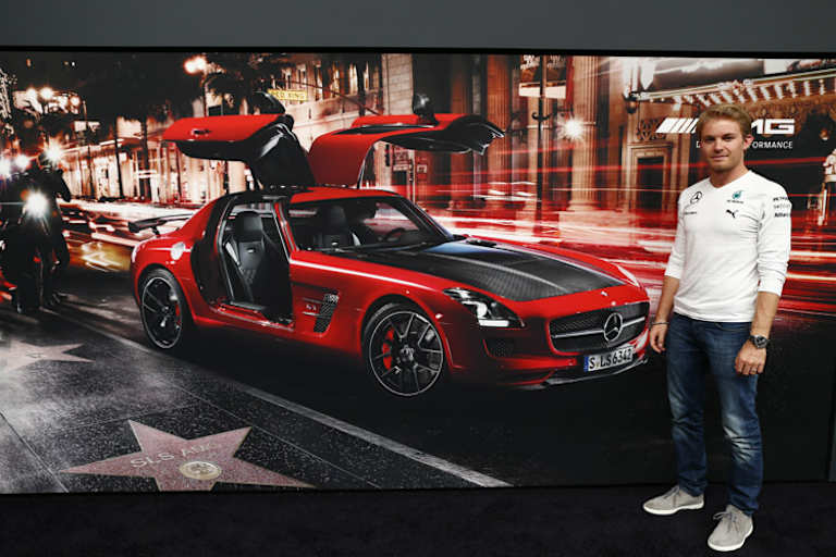 Nico Rosberg stimmte sich mit einem Besuch bei Mercedes-Benz Classic, einem Werksbesuch in Affalterbach und dem Stuttgart Fan Forum auf das Heimspiel ein