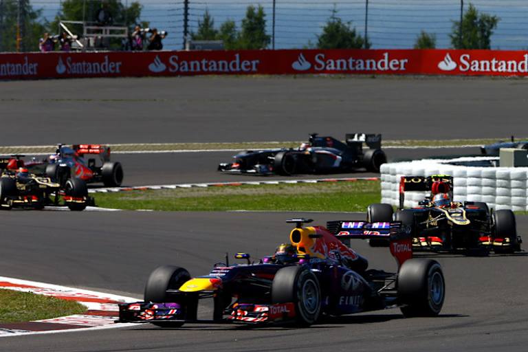 Sebastian Vettel vor den aufsässigen Lotus