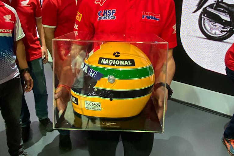 Gajser hält den Replica-Helm in die Kamera