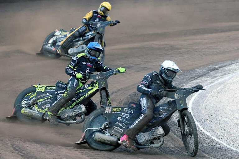 Kai Huckenbeck vor Martin Vaculik und Szymon Wozniak