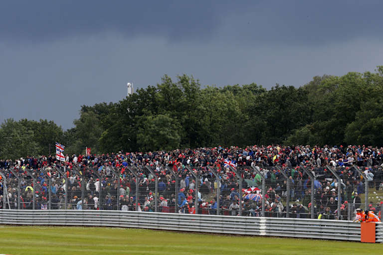 Von ein paar Wolken lassen sich Silverstone-Besucher nicht so schnell bange machen