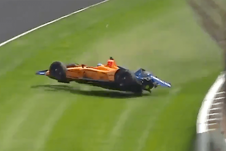 Nach der zweiten Mauerberührung wurde Alonsos Renner wieder auf die Bahn zurückgeworfen