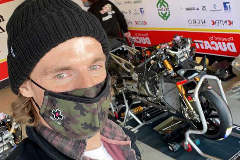 Chaz Davies am Dienstag in der Box von Go Eleven Ducati