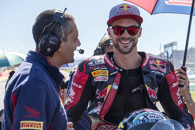 Leon Camier (re.) aus dem Team Red Bull Honda