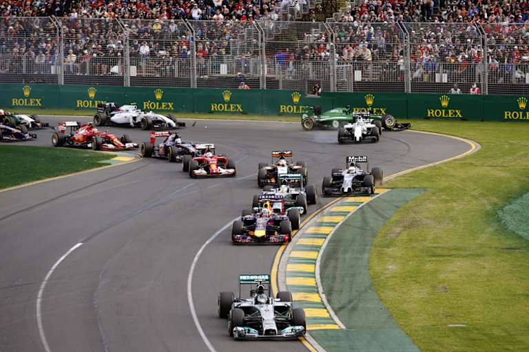 Kurz nach dem Start: Rosberg führt schon, hinten hat es gekracht