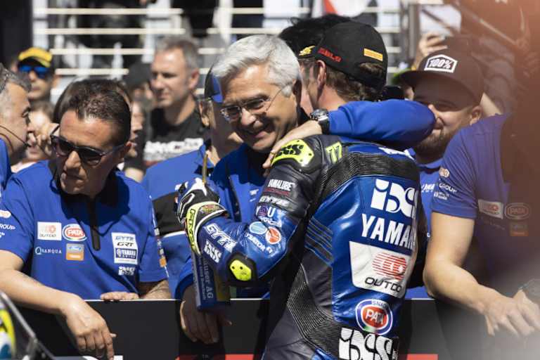 Yamaha-Rennchef Andrea Dosoli umarmt Domi Aegerter