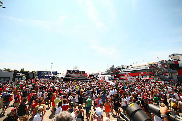 Die Siegerehrung im Paddock kommt bei den Fans gut an