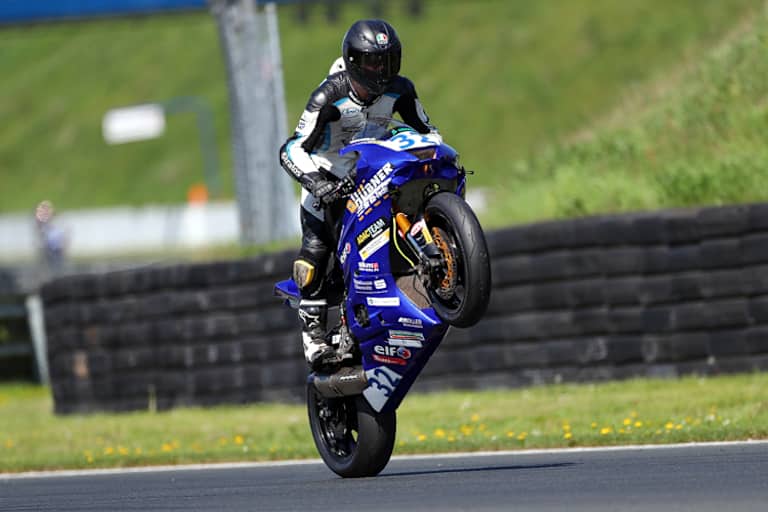 Max Enderlein gewann in Oscherleben den ersten IDM Supersport-Lauf