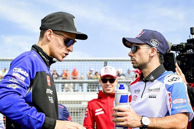 Miguel Oliveira im Gespräch mit Yamaha-Werkspilot Fabio Quartararo