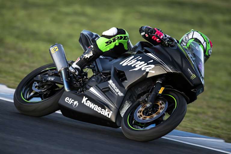 Ana Carrasco mit der noch unlackierten Kawasaki Ninja 400