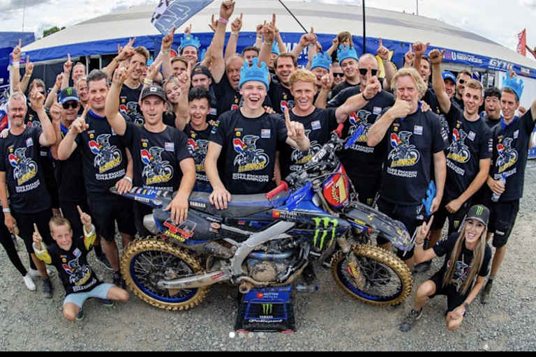 Das Team feiert den EM-Titel