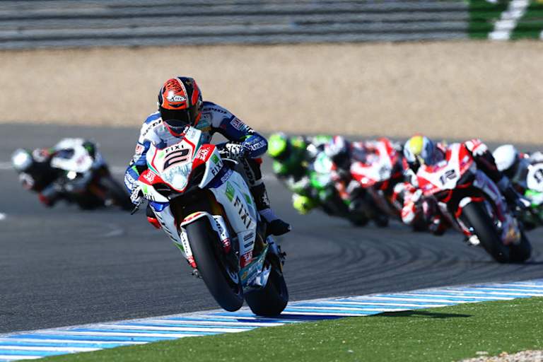 Leon Camier (2) fährt in der Superbike-WM nur selten vorne