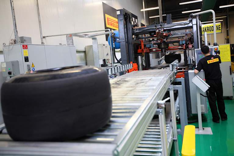 Im Werk von Pirelli wird weiter an verbesserten Reifen geforscht
