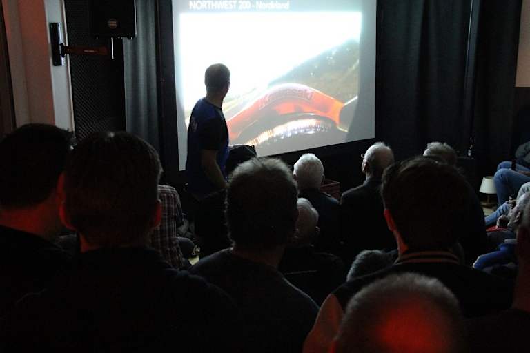 Bis unmittelbar vor die Bühne wurden Sitzgelegenheiten aufgestellt - es hätte wohl kein einziger zusätzlicher Zuschauer Platz gefunden im Lokal des Kulturvereins Schänis