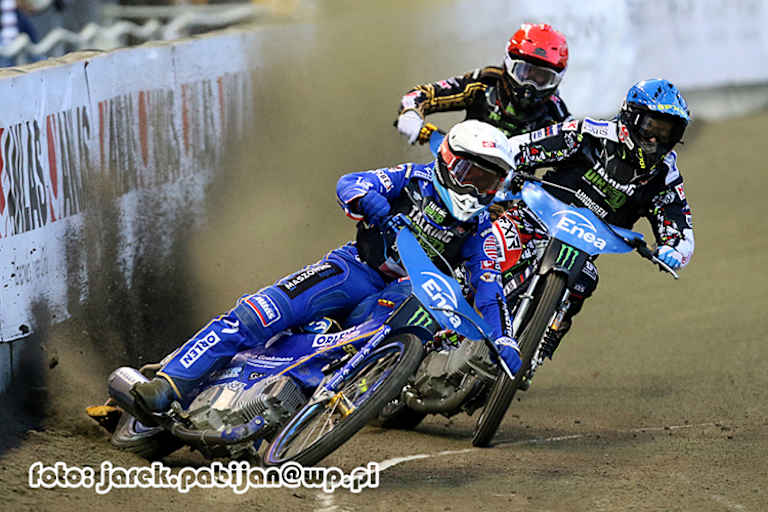 Bartosz Zmarzlik (vorne) nimmt den Schwung in die Kurve mit